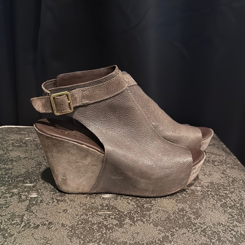 Women's Wedge Sandals in Gray